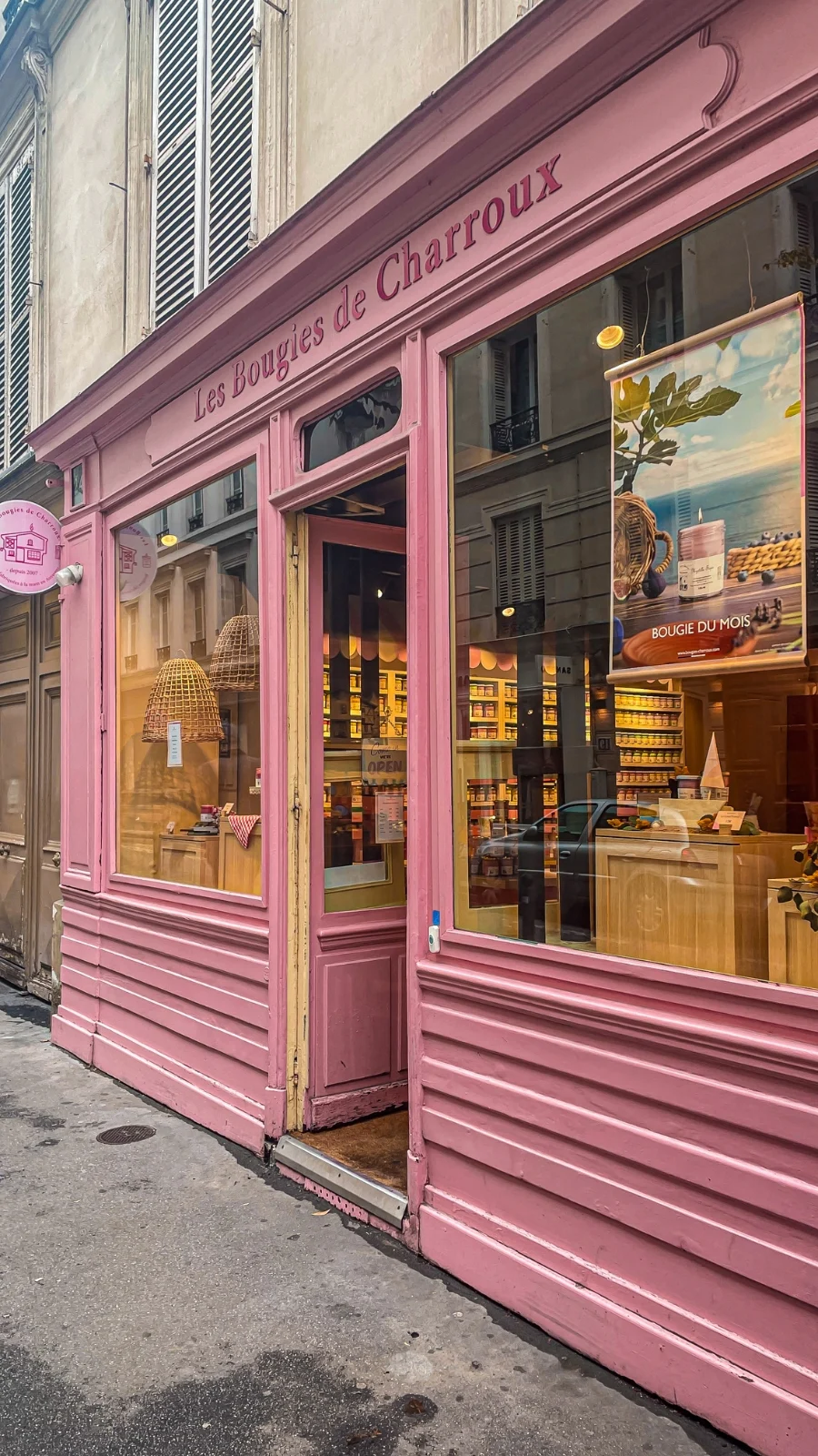 Places to Visit During the Fall in Paris: Les Bougies de Charroux, Montmartre