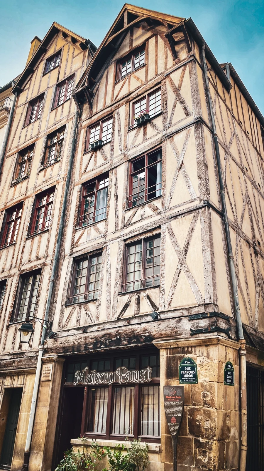 Best Things to Do in the Fall in Paris: Medieval and Historical Streets of Saint-Paul and Le Marais
