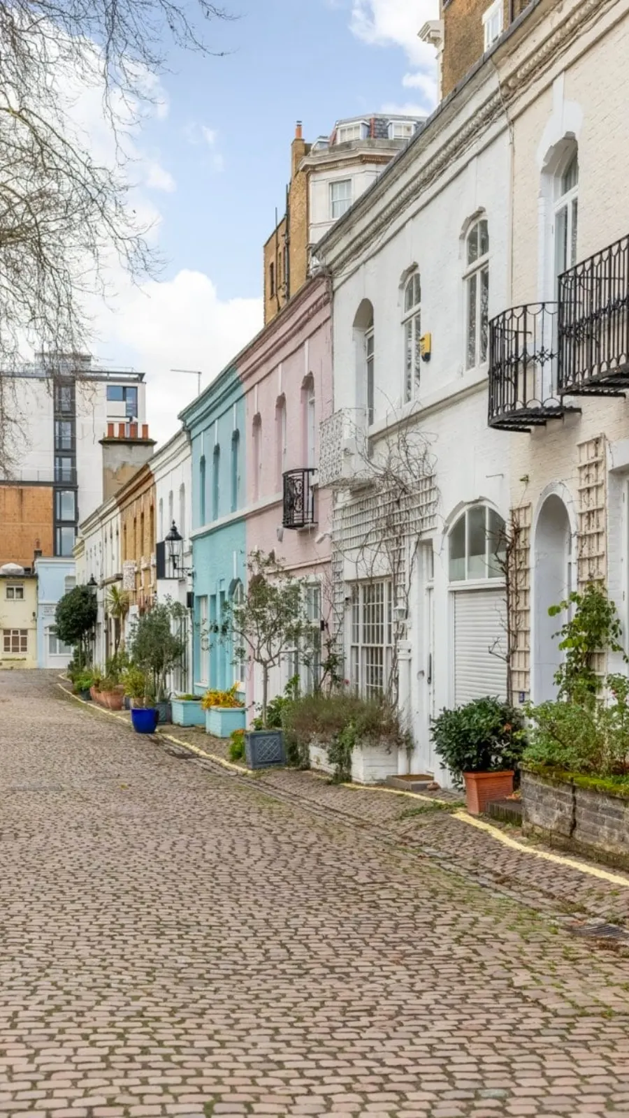 Pretty Mews in London: Ennismore Gardens Mews