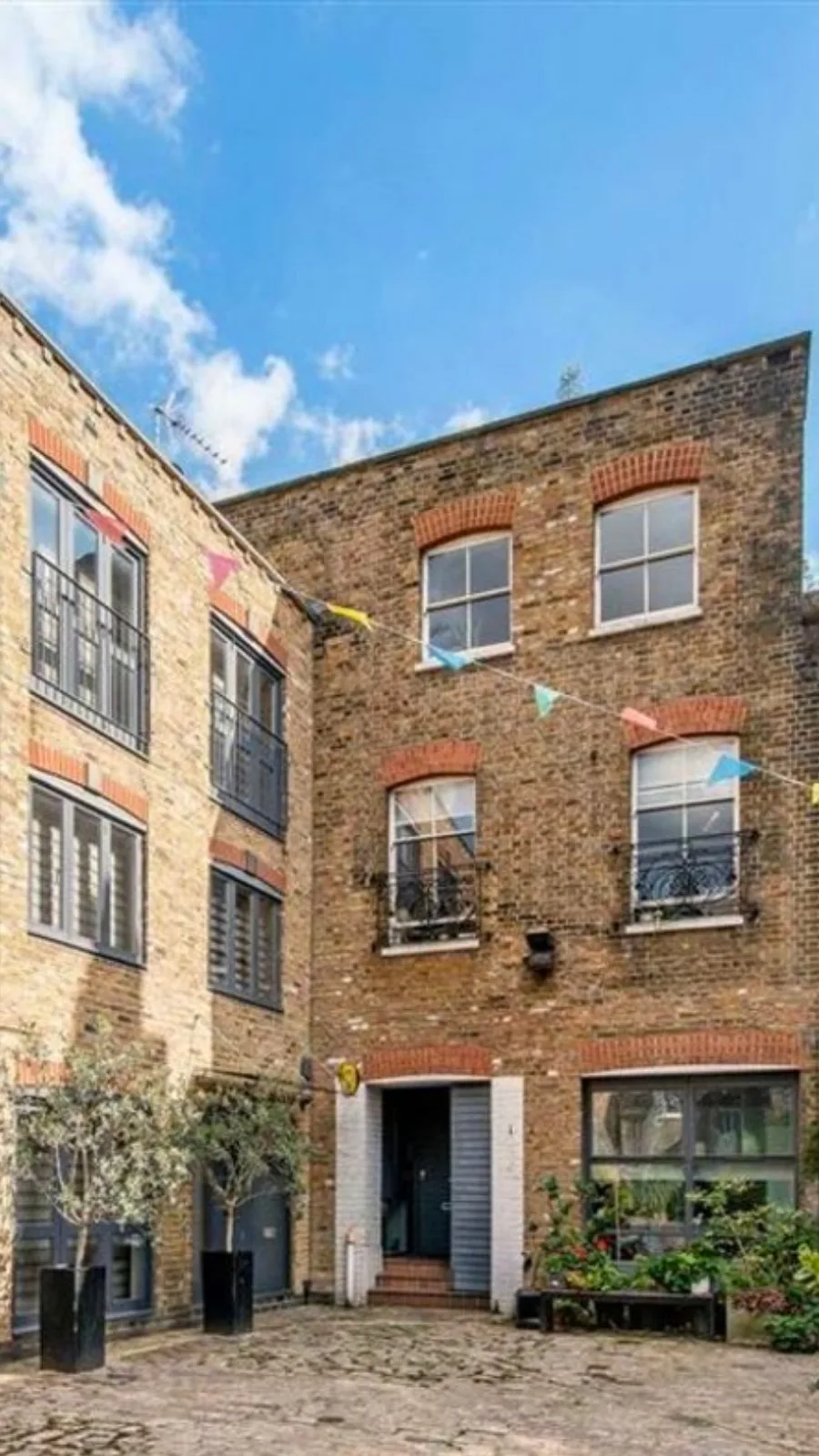 Pretty Mews in London: Warren Mews
