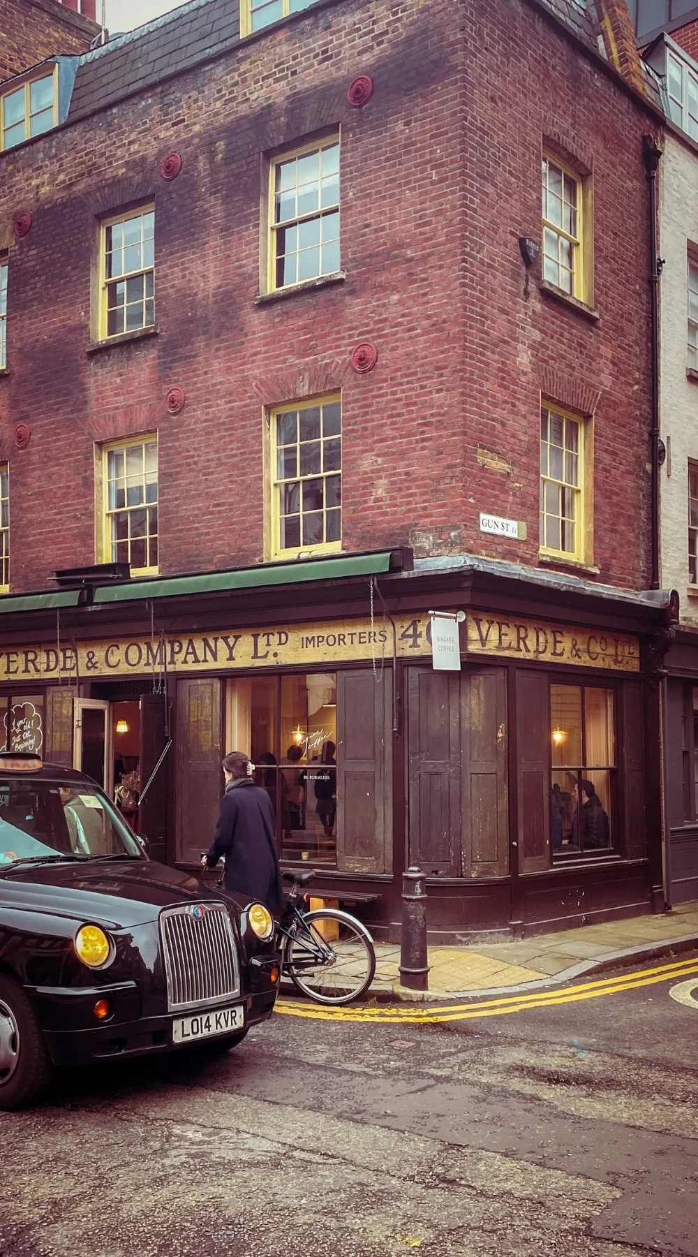 Beautiful Places to Visit in Autumn in London: Walk Around Secret and Historic Neighborhoods