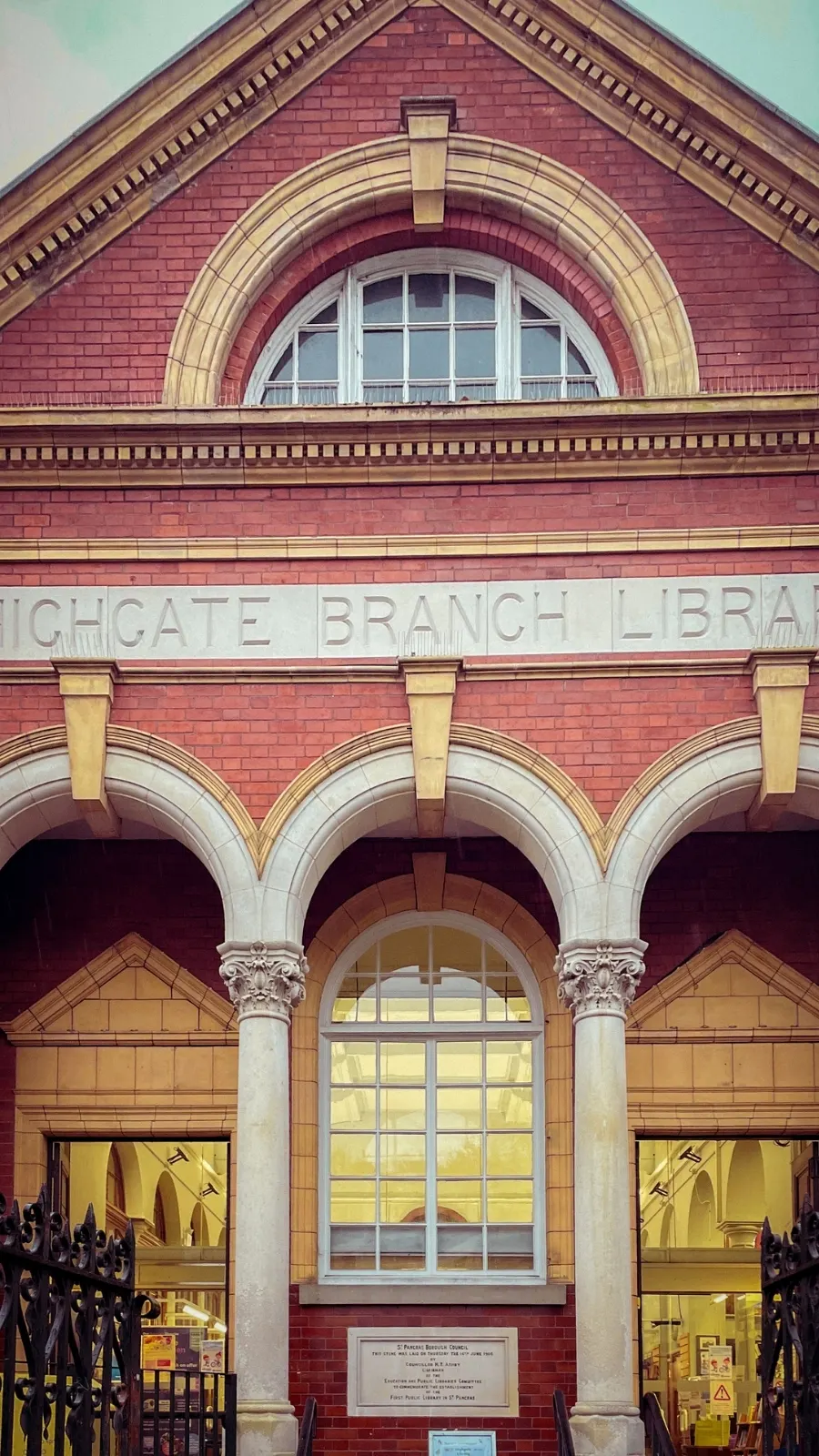 Beautiful Places to Visit in Autumn in London: Walk Around Secret and Historic Neighborhoods