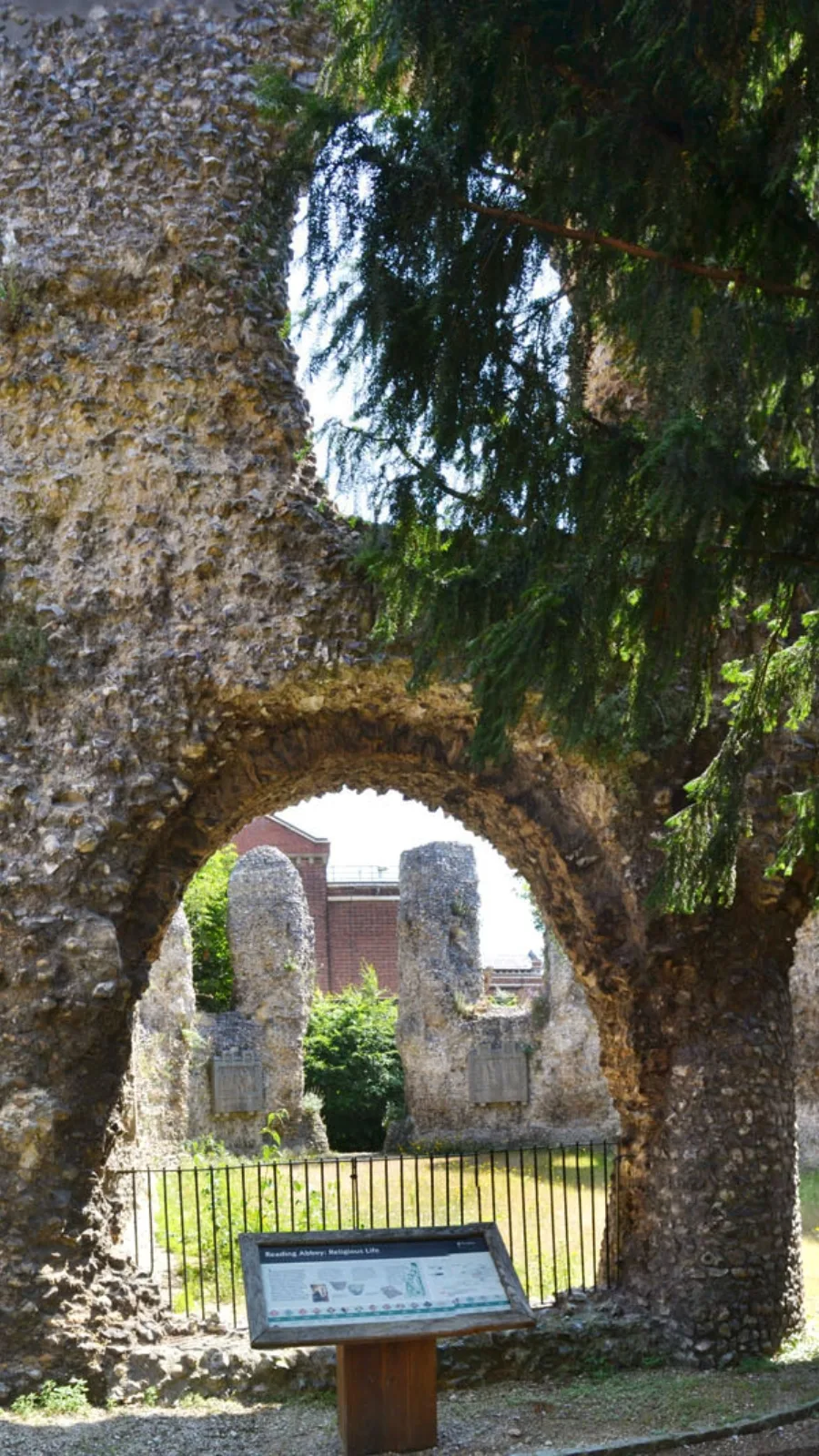Hidden Peaceful Places Near London: Reading Abbey