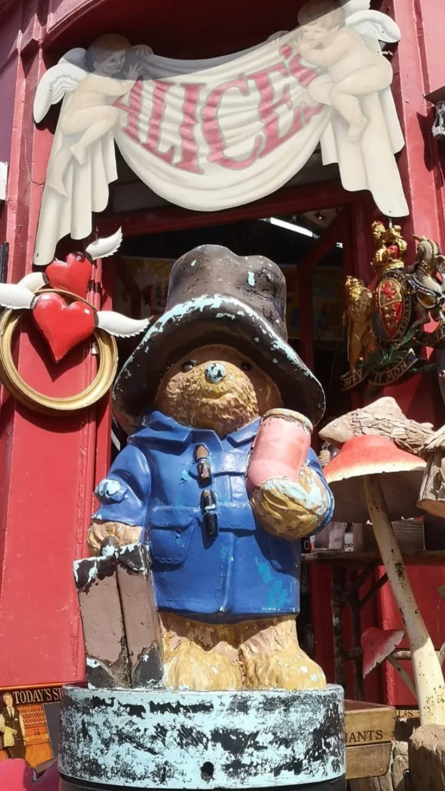 Things to Do in Notting Hill: Browse the Antiques at Alice&rsquo;s