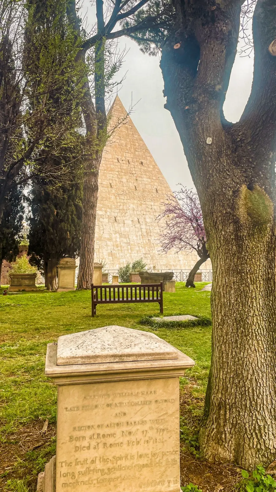 Testaccio: Cimitero Acattolico, Porta San Paolo and the Pyramid View