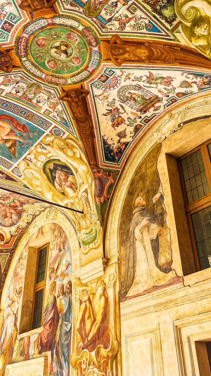 Trastevere: Cloister at Santa Maria sopra Minerva