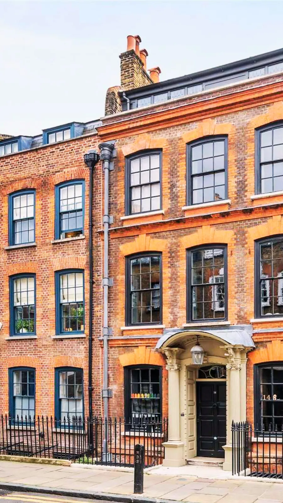 Old Industrial Neighborhoods in London: Spitalfields, The Thread of Huguenot Weaving - fournier street
