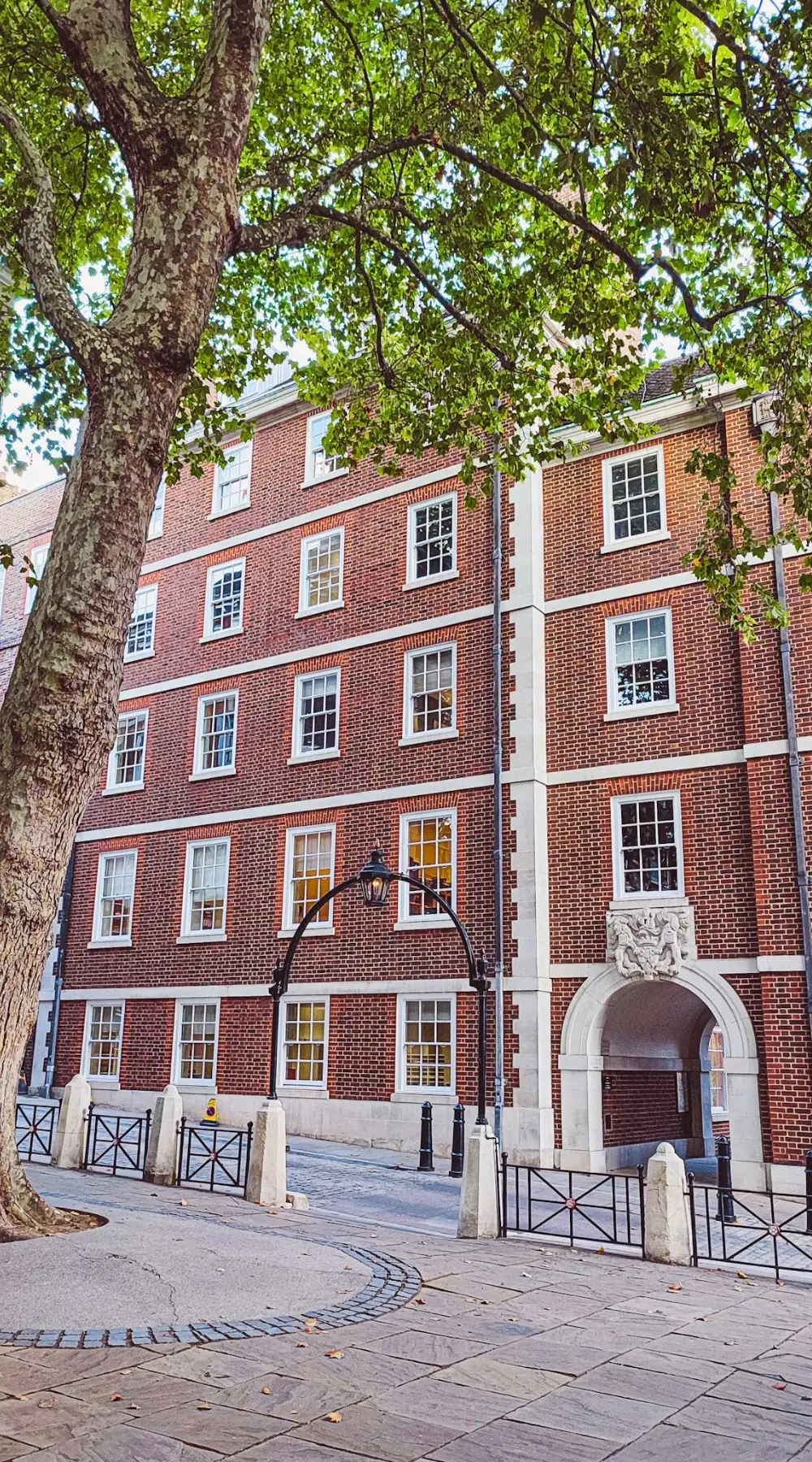 how to visit inner temple gardens london hidden gems - elm court, pump court, fountain court, temple church, hare court and hands of justice sculpture, fig tree court, elm court sundial and armillary sphere city of london, middle temple hall and gardens - medieval historical sites in london - lincoln's inn chapel, maughan library, fleet street - secret places in london gardens