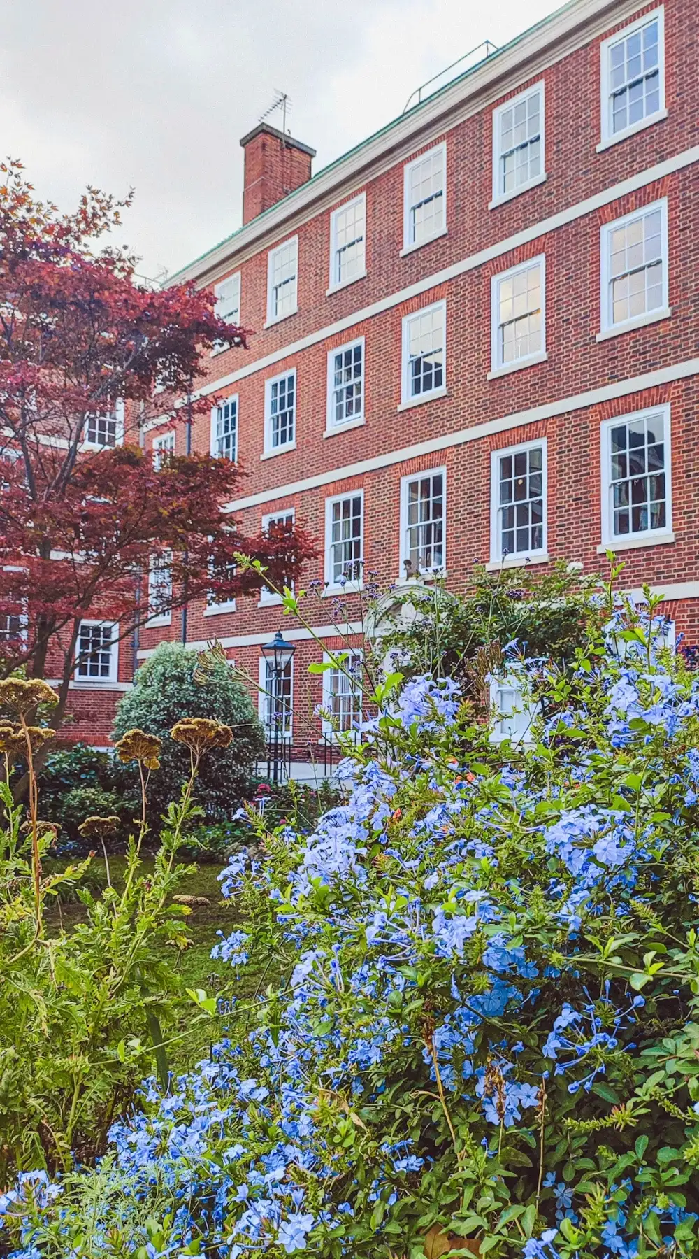 how to visit inner temple gardens london hidden gems - elm court, pump court, fountain court, temple church, hare court and hands of justice sculpture, fig tree court, elm court sundial and armillary sphere city of london, middle temple hall and gardens - medieval historical sites in london - lincoln's inn chapel, maughan library, fleet street - secret places in london gardens