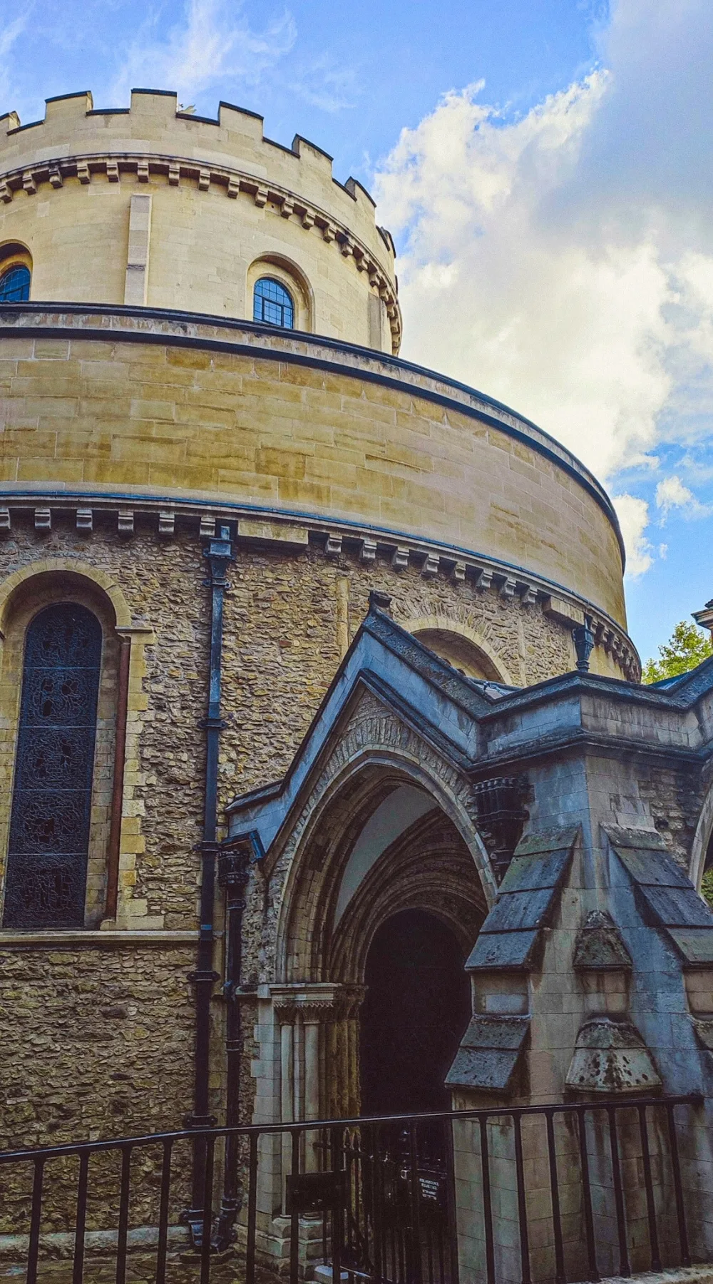 how to visit inner temple gardens london hidden gems - elm court, pump court, fountain court, temple church, hare court and hands of justice sculpture, fig tree court, elm court sundial and armillary sphere city of london, middle temple hall and gardens - medieval historical sites in london - lincoln's inn chapel, maughan library, fleet street - most secret places in london gardens -