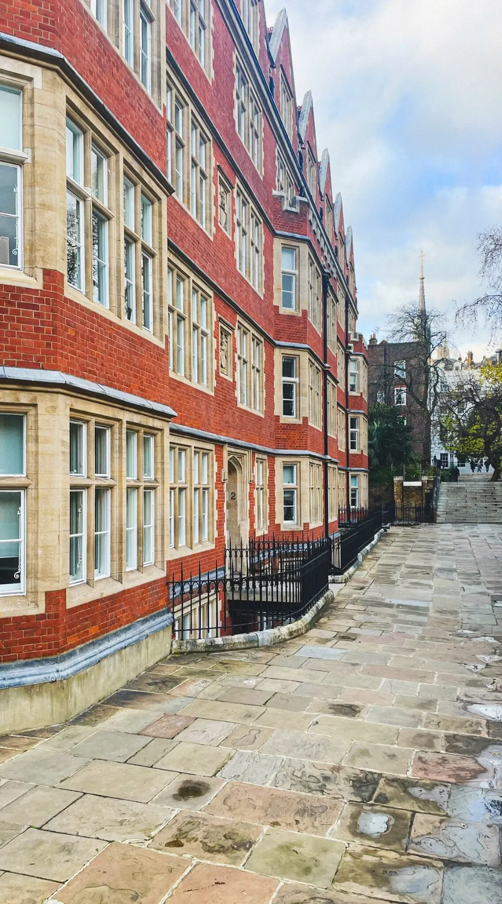 how to visit inner temple gardens london hidden gems - elm court, pump court, fountain court, temple church, hare court and hands of justice sculpture, fig tree court, elm court sundial and armillary sphere city of london, middle temple hall and gardens - medieval historical sites in london - lincoln's inn chapel, maughan library, fleet street - most secret places in london gardens