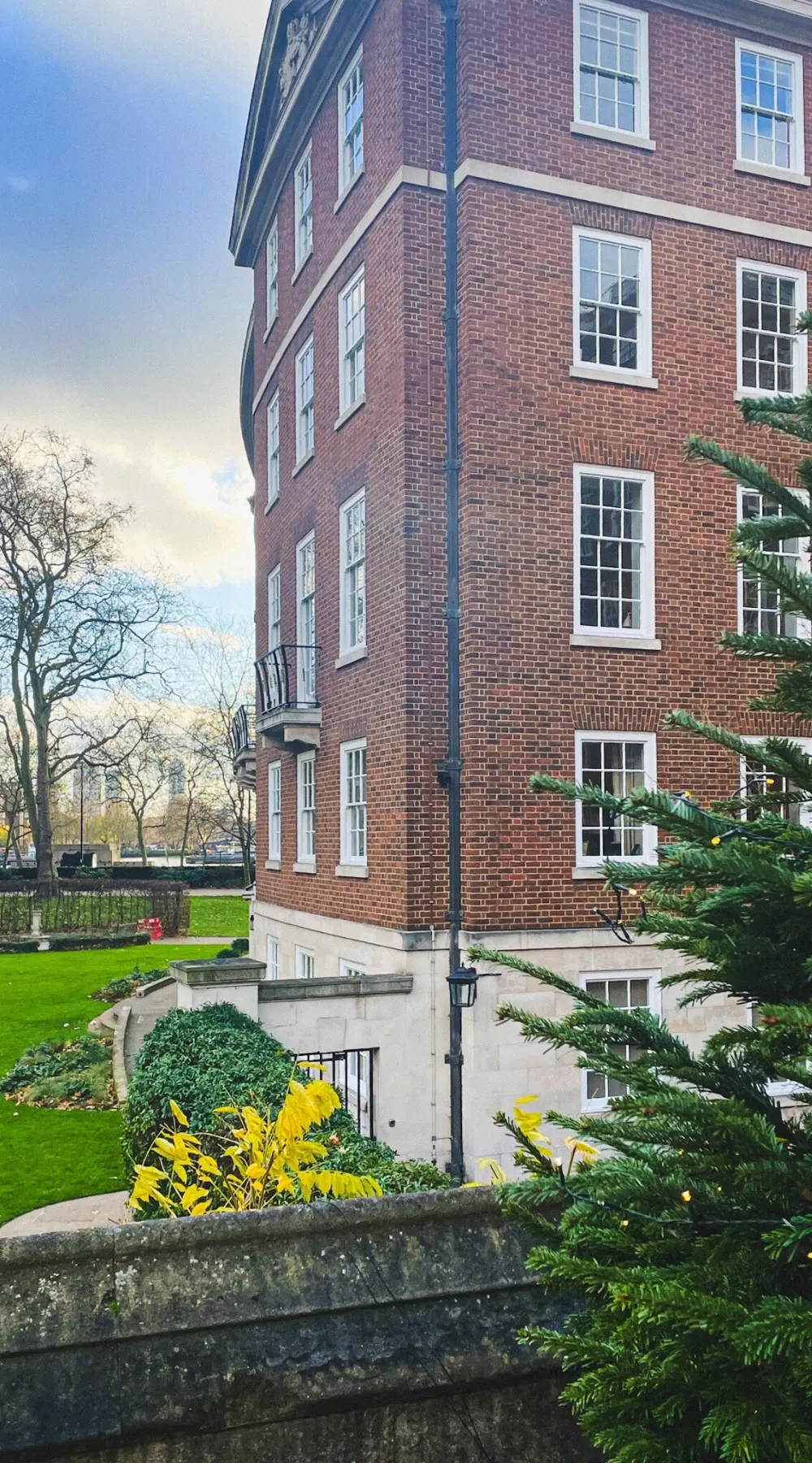 how to visit inner temple gardens london hidden gems - elm court, pump court, fountain court, temple church, hare court and hands of justice sculpture, fig tree court, elm court sundial and armillary sphere city of london, middle temple hall and gardens - medieval historical sites in london - lincoln's inn chapel, maughan library, fleet street - most secret places in london gardens -