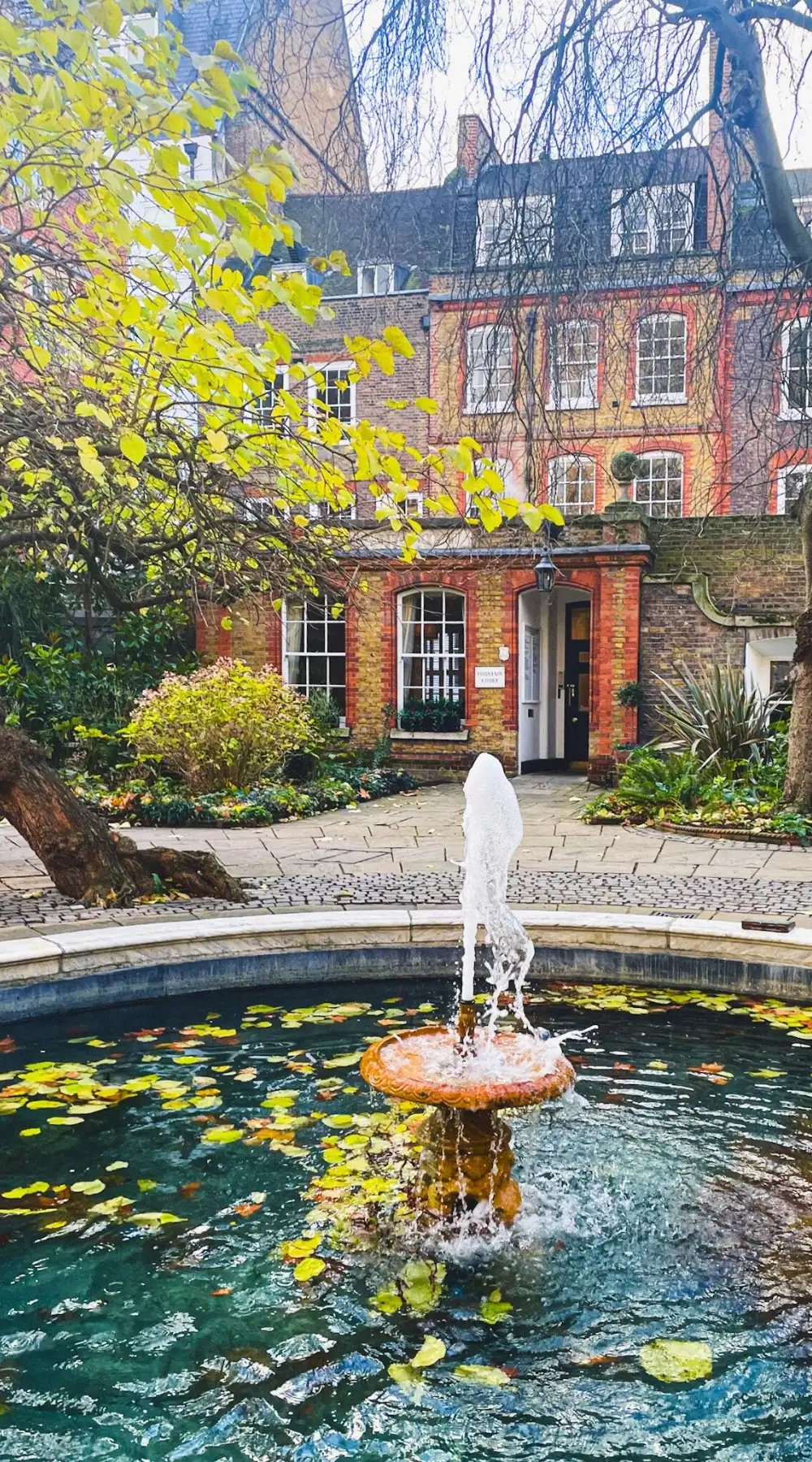 how to visit inner temple gardens london hidden gems - elm court, pump court, fountain court, temple church, hare court and hands of justice sculpture, fig tree court, elm court sundial and armillary sphere city of london, middle temple hall and gardens - medieval historical sites in london - lincoln's inn chapel, maughan library, fleet street - most secret places in london gardens -