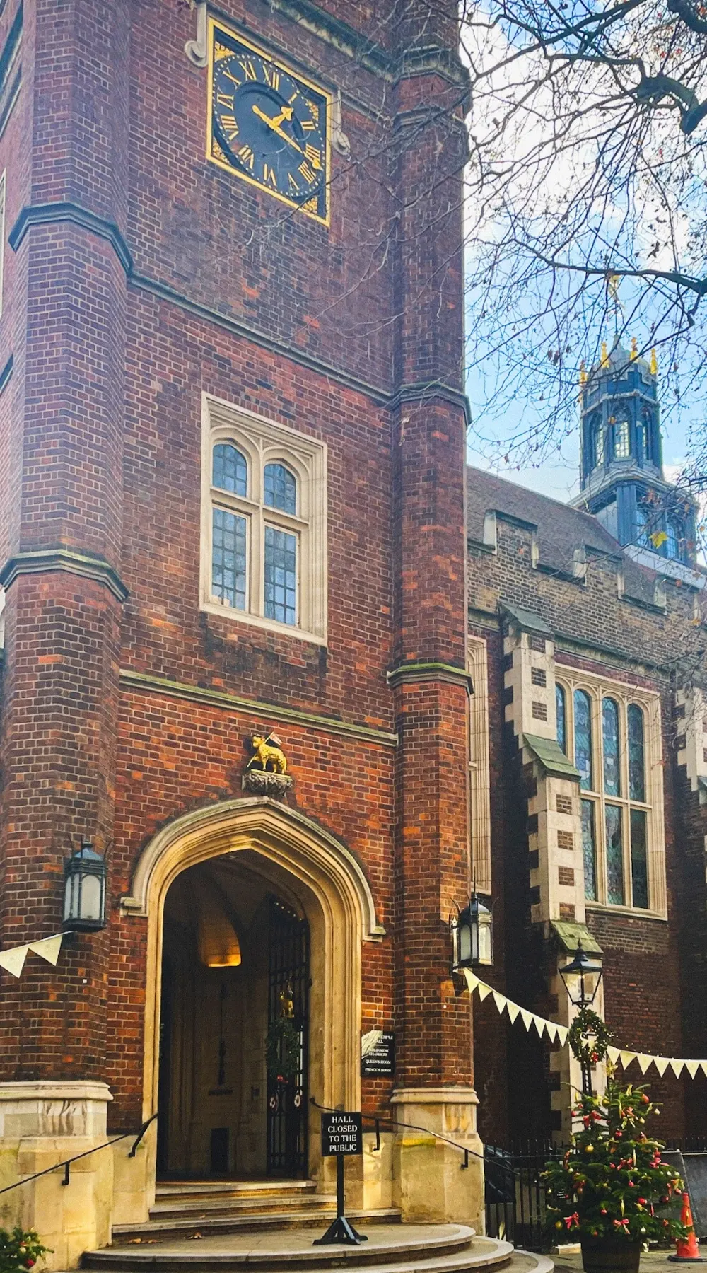 how to visit inner temple gardens london hidden gems - elm court, pump court, fountain court, temple church, hare court and hands of justice sculpture, fig tree court, elm court sundial and armillary sphere city of london, middle temple hall and gardens - medieval historical sites in london - lincoln's inn chapel, maughan library, fleet street - most secret places in london gardens -