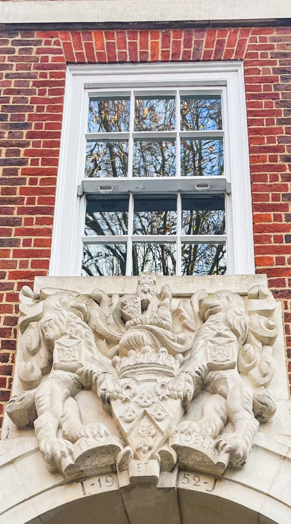 how to visit inner temple gardens london hidden gems - elm court, pump court, fountain court, temple church, hare court and hands of justice sculpture, fig tree court, elm court sundial and armillary sphere city of london, middle temple hall and gardens - medieval historical sites in london - lincoln's inn chapel, maughan library, fleet street - secret places in london gardens