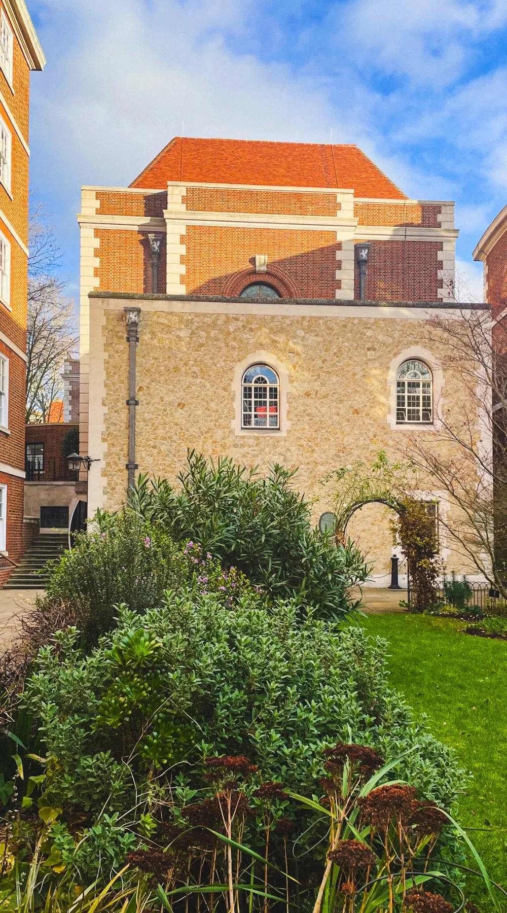 how to visit inner temple gardens london hidden gems - elm court, pump court, fountain court, temple church, hare court and hands of justice sculpture, fig tree court, elm court sundial and armillary sphere city of london, middle temple hall and gardens - medieval historical sites in london - lincoln's inn chapel, maughan library, fleet street - most secret places in london gardens -