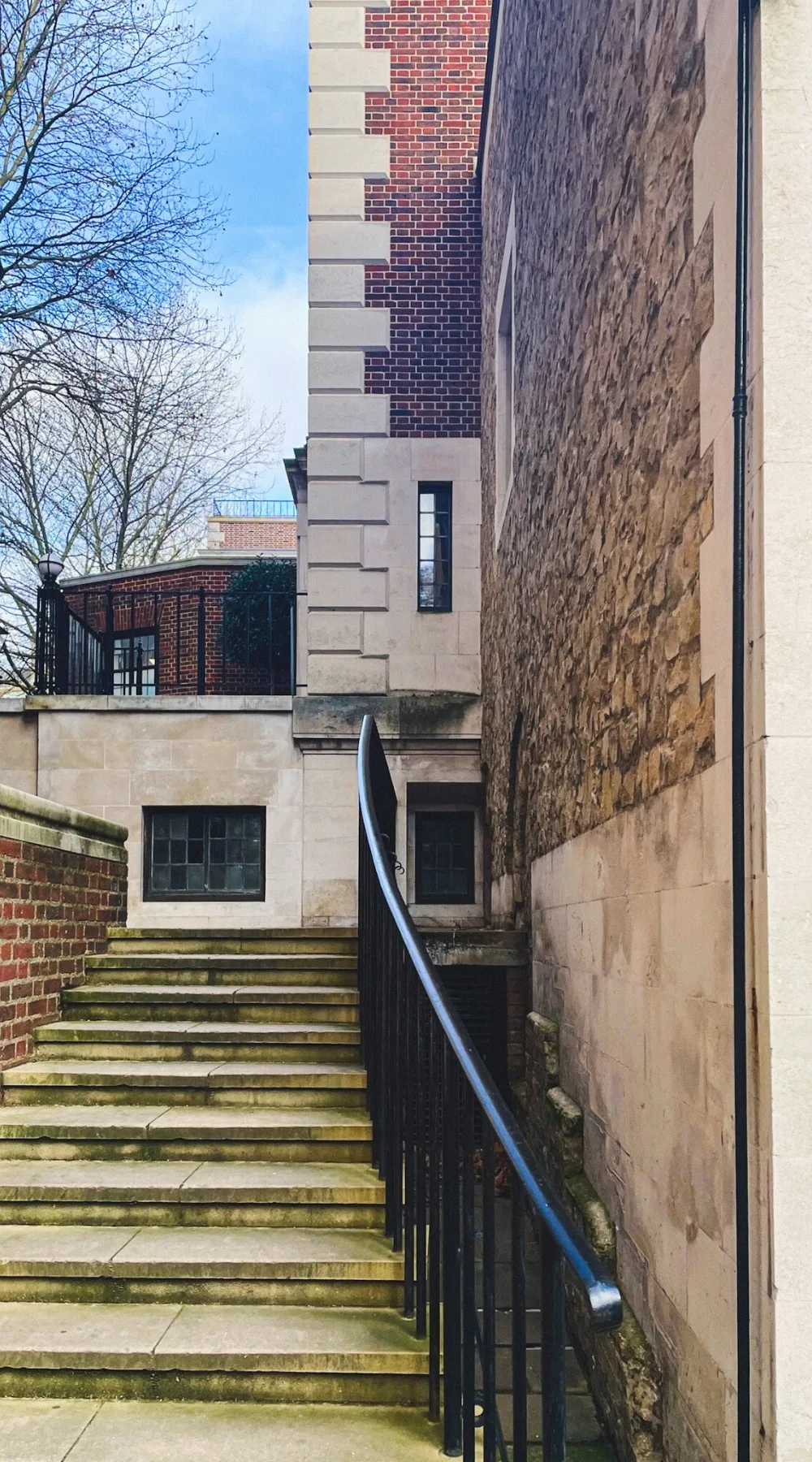 how to visit inner temple gardens london hidden gems - elm court, pump court, fountain court, temple church, hare court and hands of justice sculpture, fig tree court, elm court sundial and armillary sphere city of london, middle temple hall and gardens - medieval historical sites in london - lincoln's inn chapel, maughan library, fleet street - most secret places in london gardens -