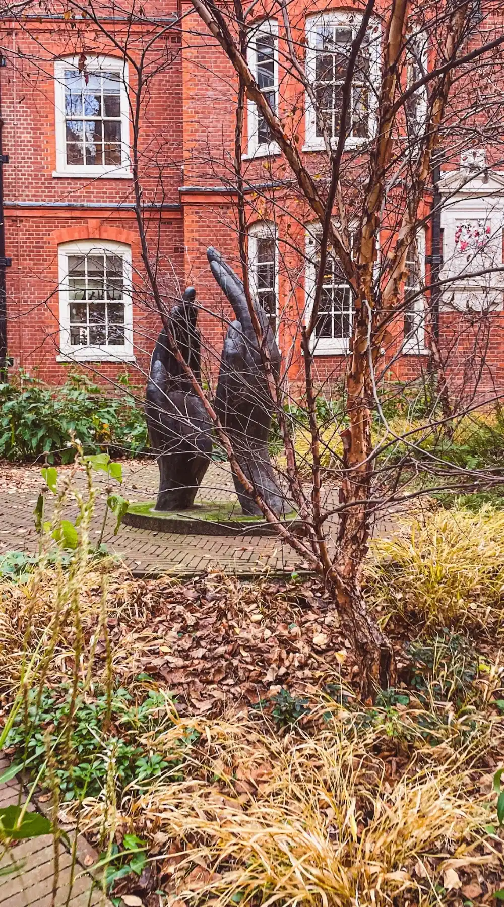 how to visit inner temple gardens london hidden gems - elm court, pump court, fountain court, temple church, hare court and hands of justice sculpture, fig tree court, elm court sundial and armillary sphere city of london, middle temple hall and gardens - medieval historical sites in london - lincoln's inn chapel, maughan library, fleet street - most secret places in london gardens -