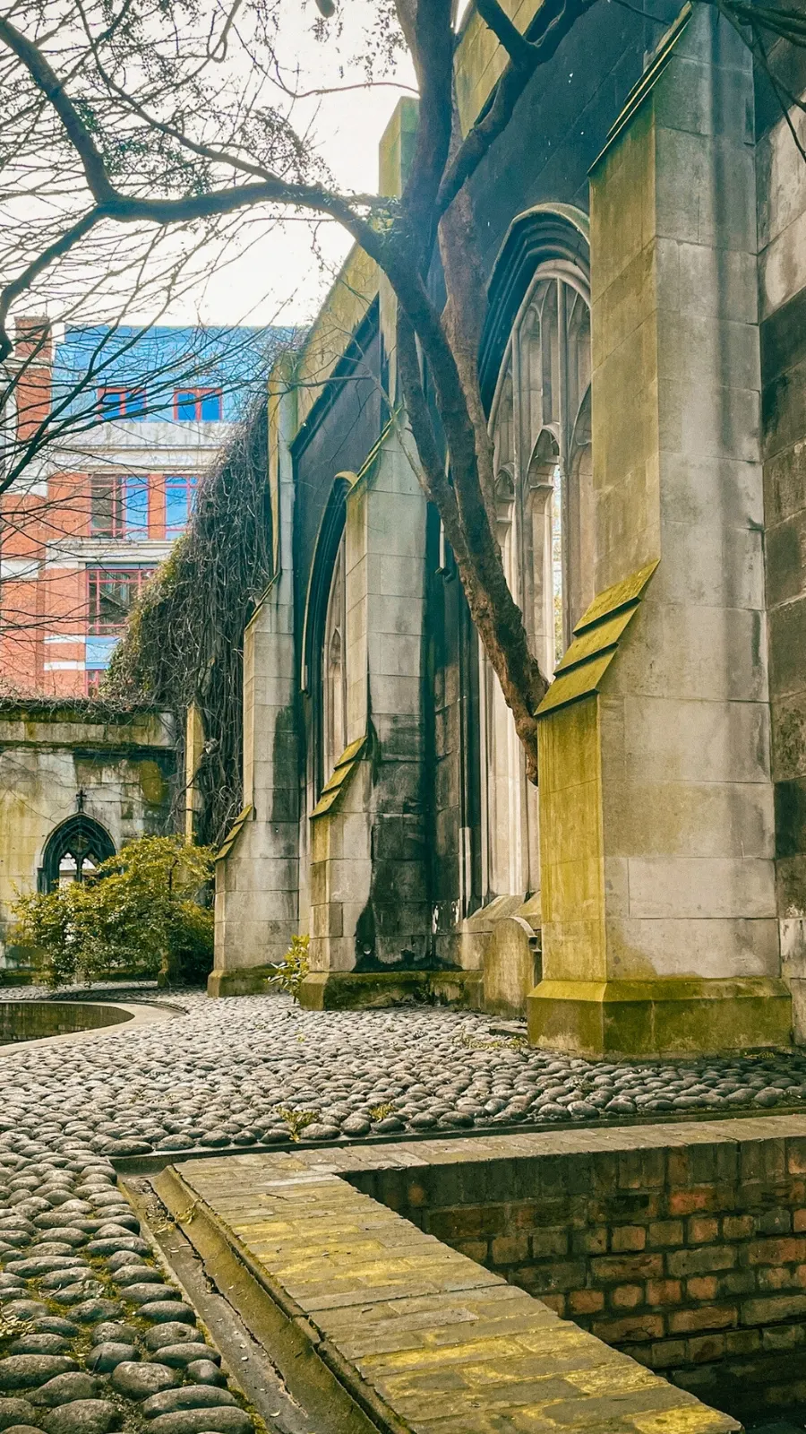London's Secret Gardens: St Dunstan in the East church ruins - how to visit saint dunstan in the east city of london hidden gems - london sightseeing travel guide - most secret places in london