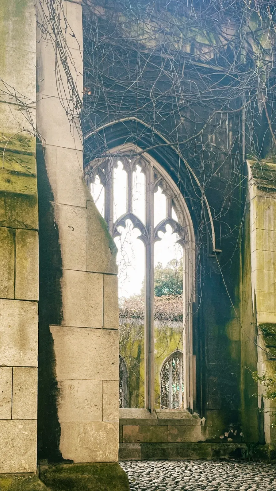 London's Secret Gardens: St Dunstan in the East church ruins - how to visit saint dunstan in the east city of london hidden gems - london sightseeing travel guide - most secret places in london