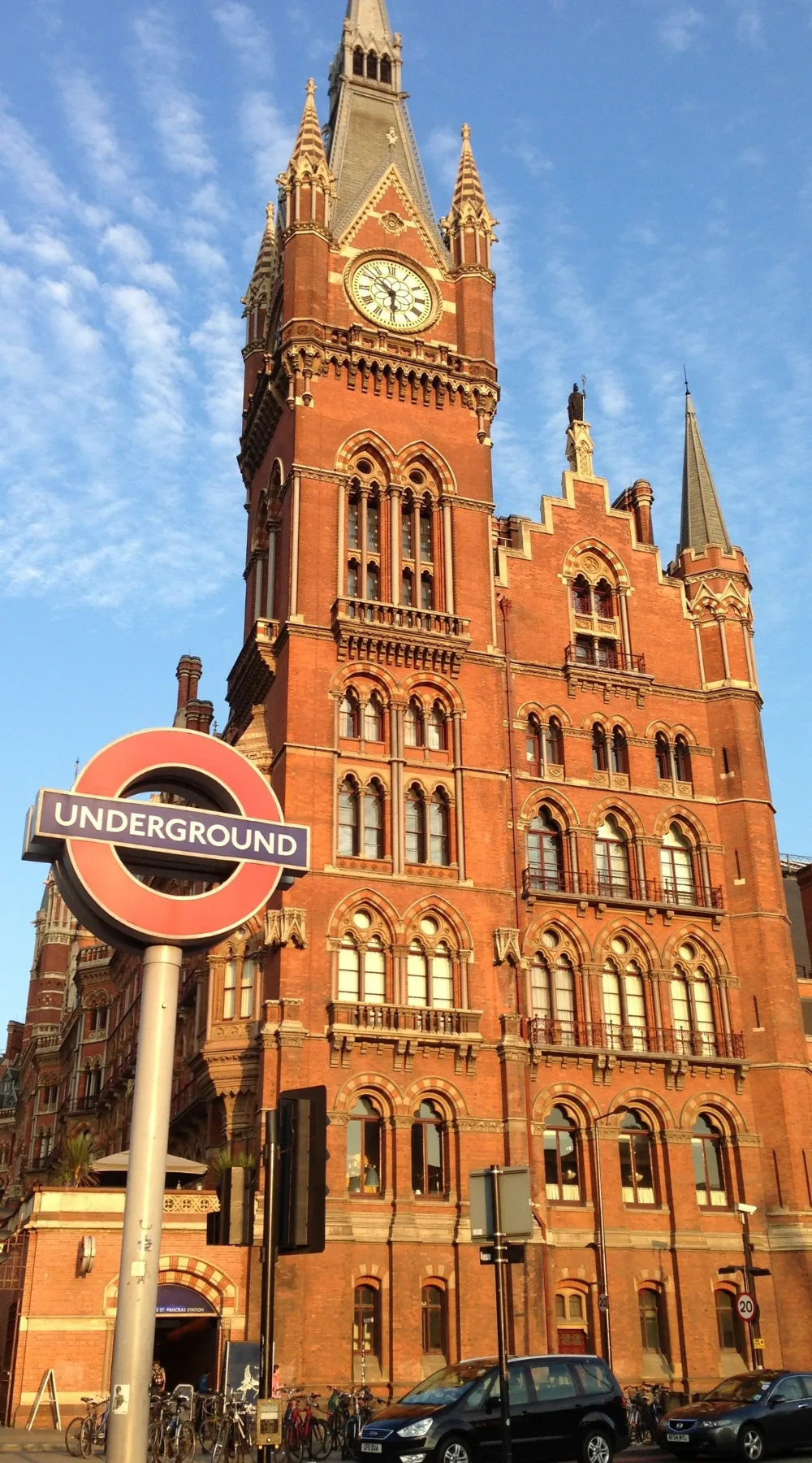 Ultimate London Travel Guide: How to Move in London? - public transport