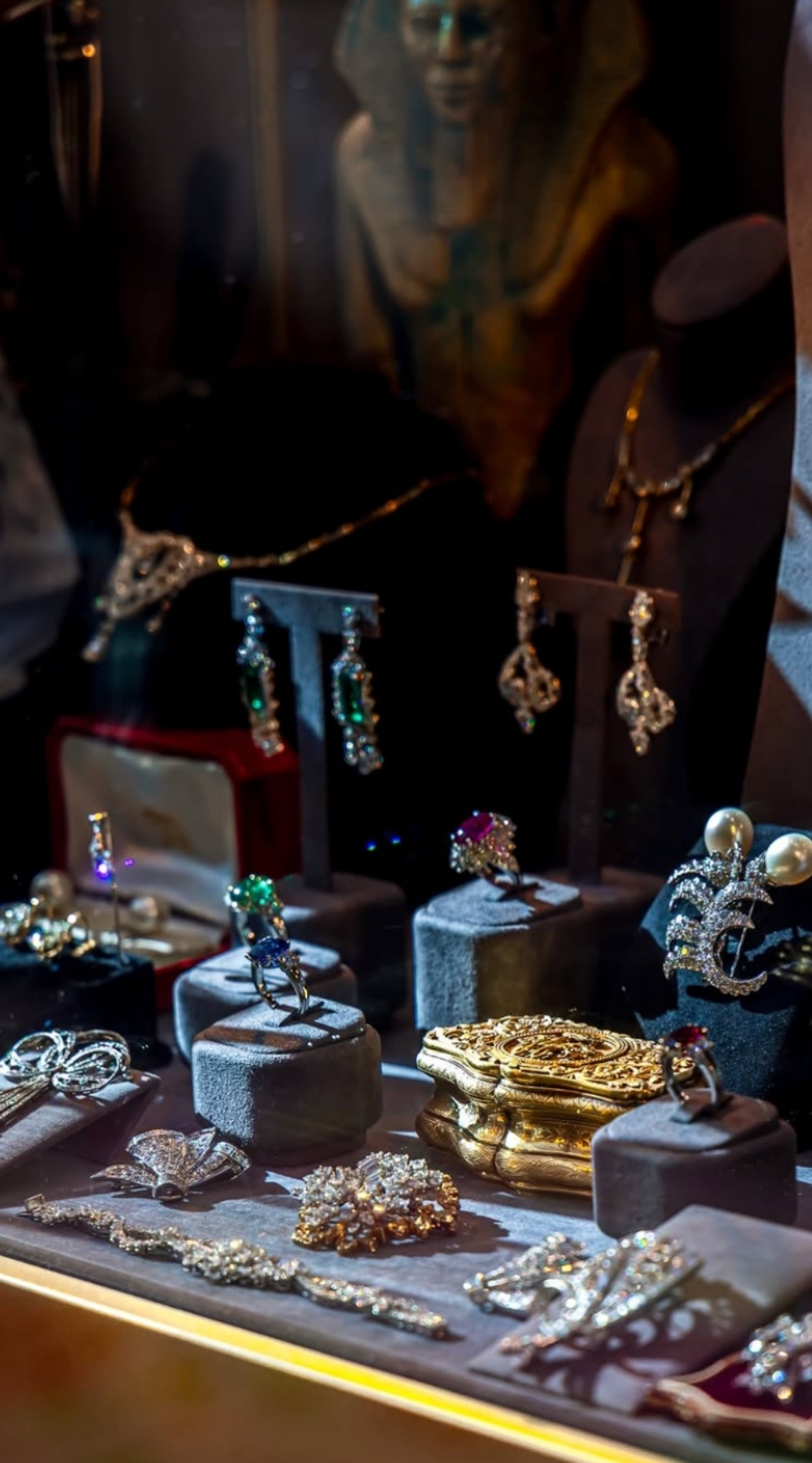 London Itinerary for Jewelry Lovers: Mayfair's Burlington Arcade