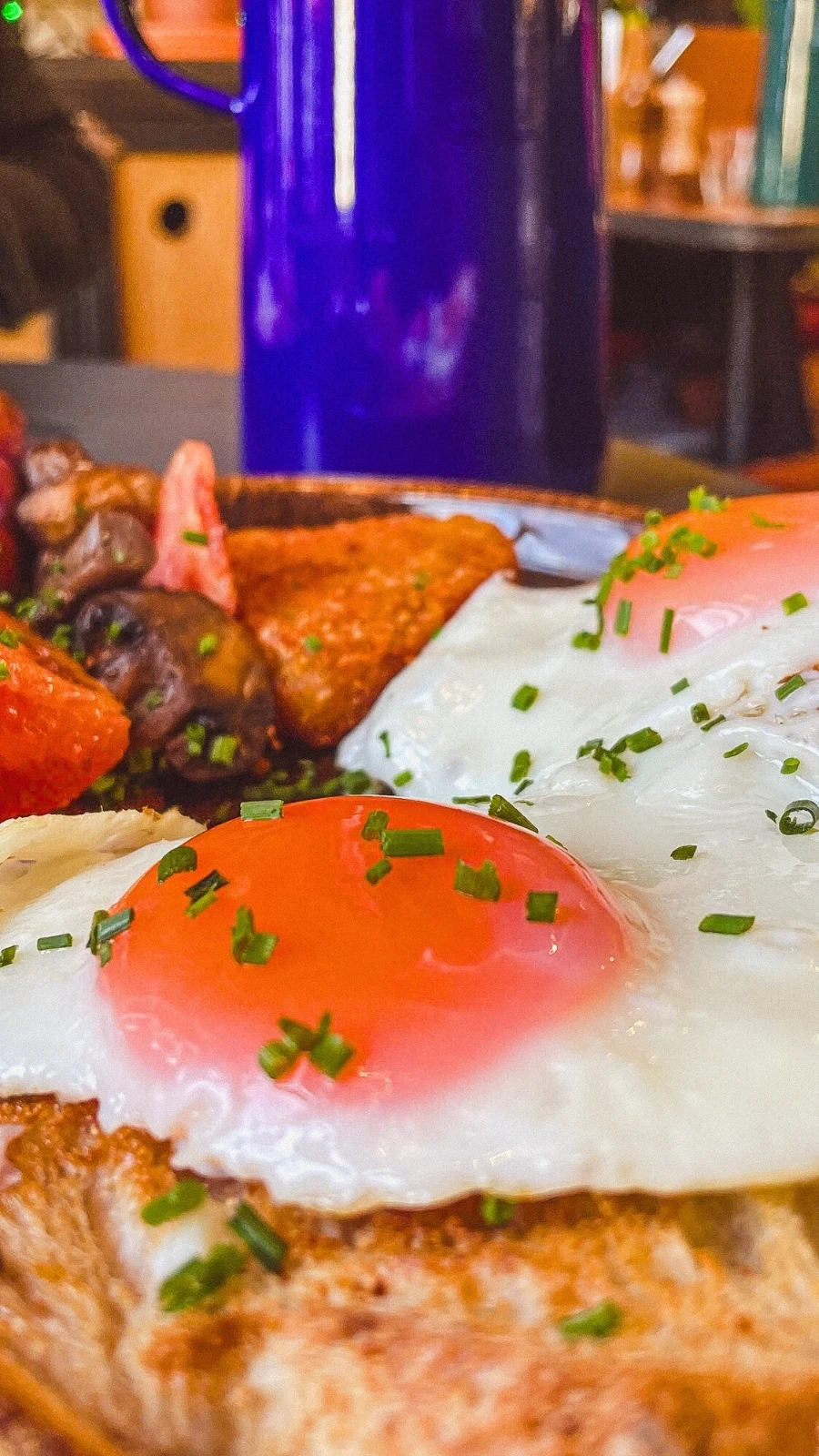 best halal cafes in london food guide - best halal full english breakfast in london hidden food gems - must eat places in london brunch - rustic coffee shops in london - vegan breakfast london - best cakes in london brownie chai latte - grounded bow review
