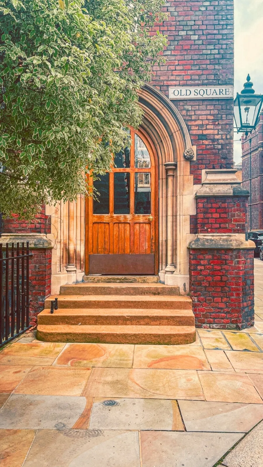 how to visit london lincoln's inn chapel history - historical sites in london bucket list - visiting london off the beaten path hidden gems - secret photo spots in london uk