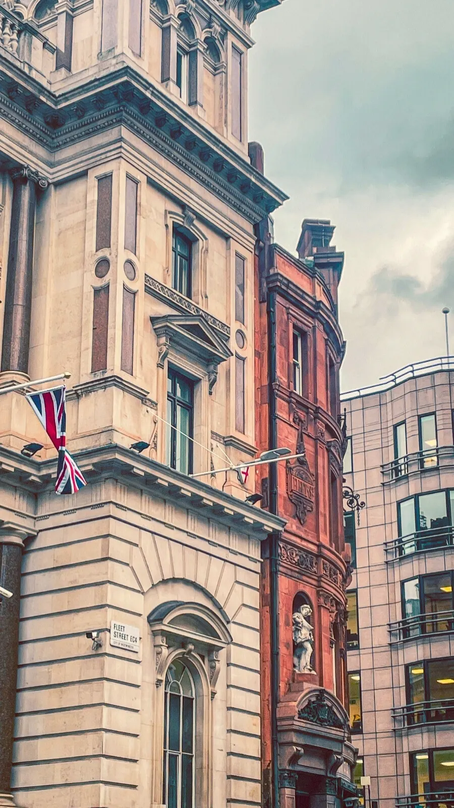 how to visit london lincoln's inn chapel history - historical sites in london bucket list - visiting london off the beaten path hidden gems - secret photo spots in london uk