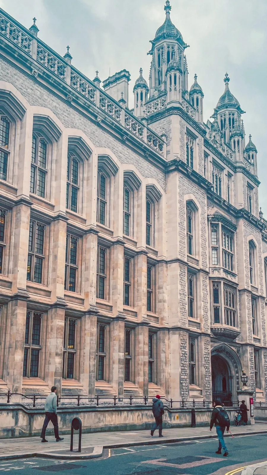 how to visit london lincoln's inn chapel history - historical sites in london bucket list - visiting london off the beaten path hidden gems - secret photo spots in london uk