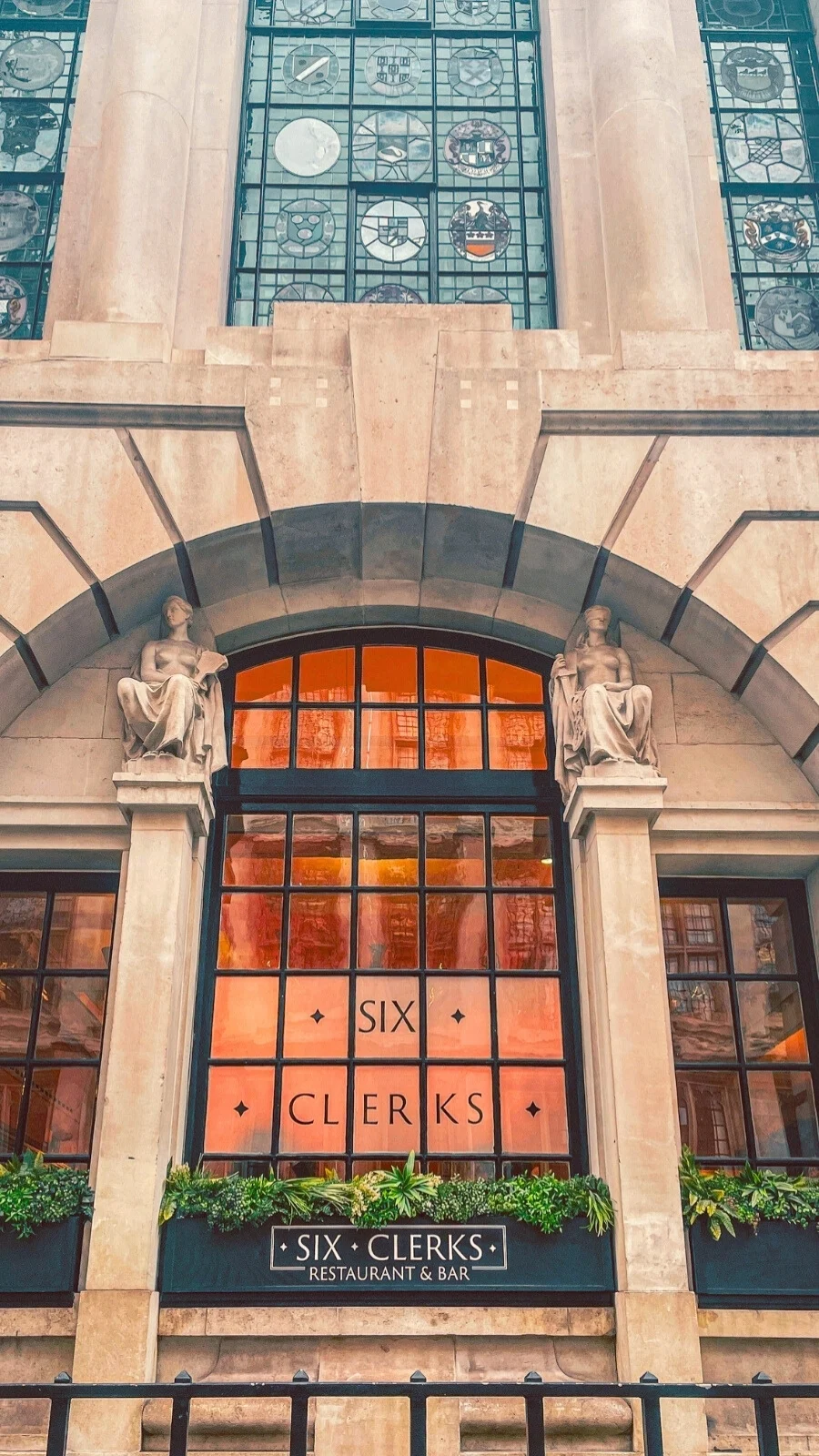 how to visit london lincoln's inn chapel history - historical sites in london bucket list - visiting london off the beaten path hidden gems - secret photo spots in london uk