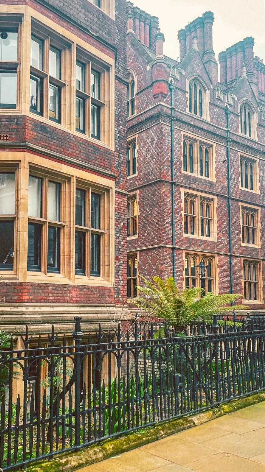 how to visit london lincoln's inn chapel history - historical sites in london bucket list - visiting london off the beaten path hidden gems - secret photo spots in london uk