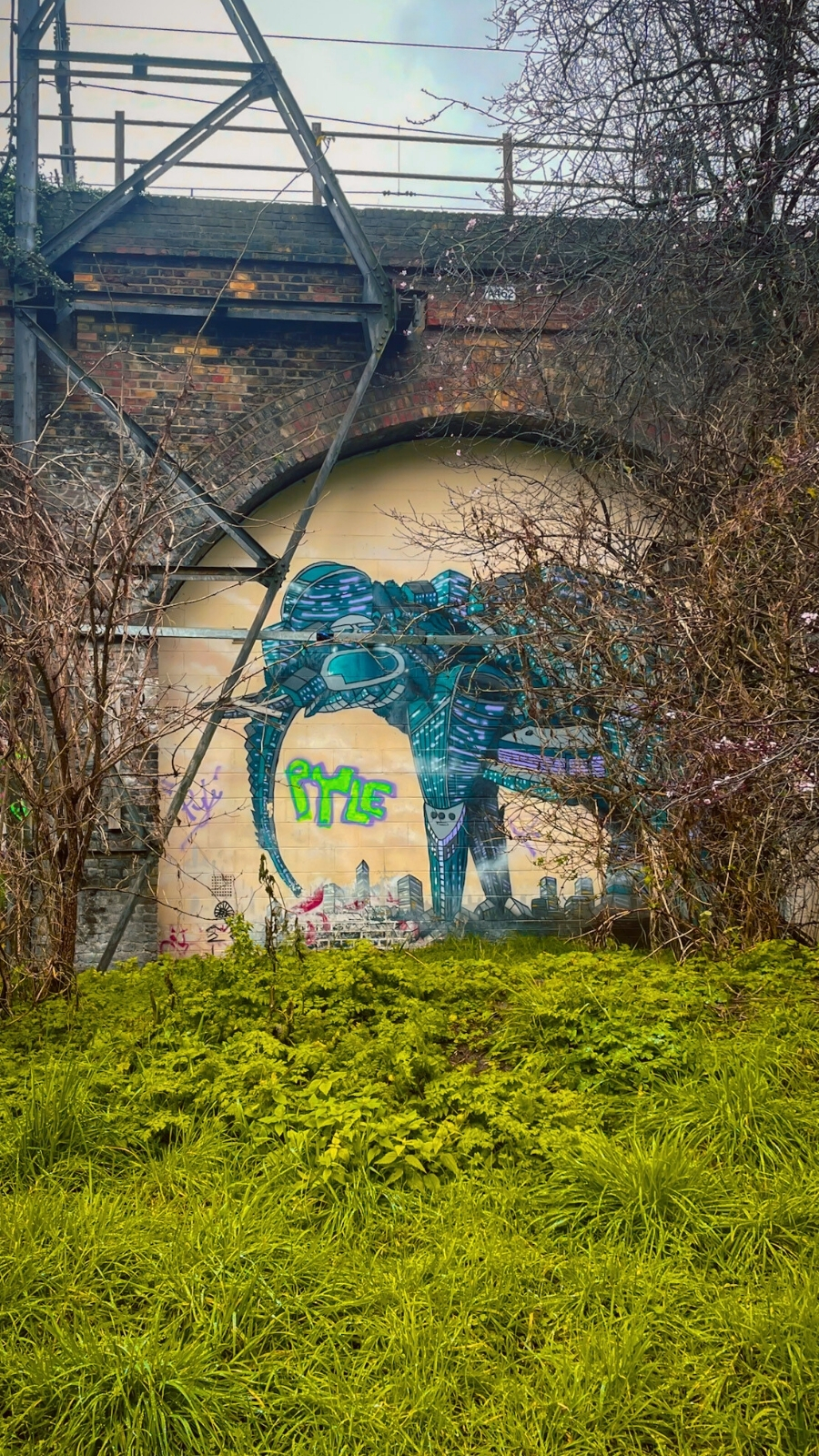 ackroyd drive greenlink east london photos - secret natural reserves in london travel guide - where to see nature in london - hidden gems in london - best street art in london bucket list off the beaten path