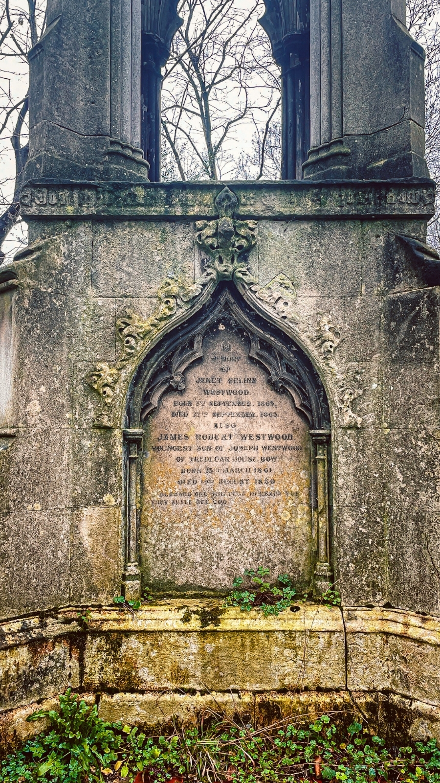 how to visit tower hamlets cemetery park east london mile end photos - victorian magnificent seven cemeteries in london - free things to do in london off the beaten path autumn spring - nature in london - beautiful sculptures in london