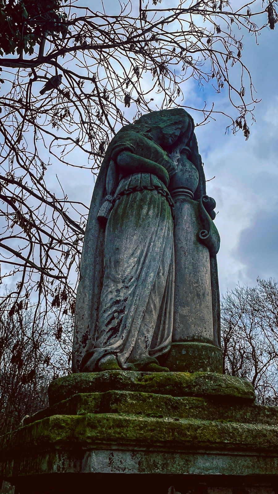 how to visit tower hamlets cemetery park east london mile end photos - victorian magnificent seven cemeteries in london - free things to do in london off the beaten path autumn spring - nature in london - beautiful sculptures in london