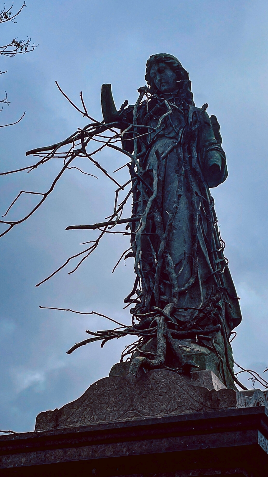 how to visit tower hamlets cemetery park east london mile end photos - victorian magnificent seven cemeteries in london - free things to do in london off the beaten path autumn spring - nature in london - beautiful sculptures in london