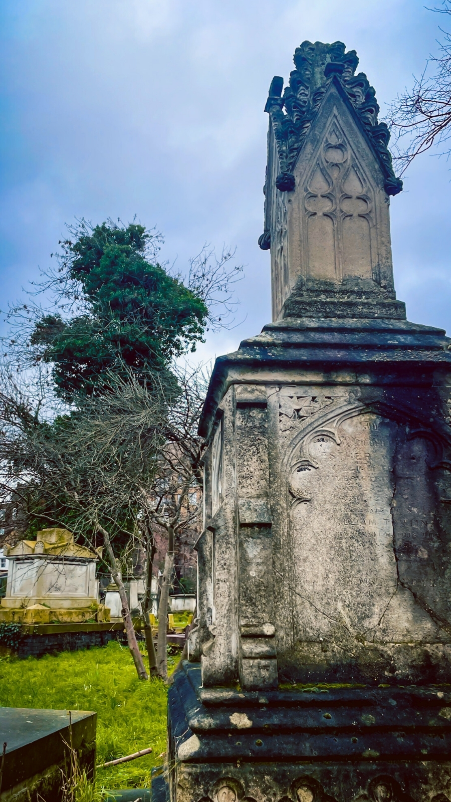 how to visit tower hamlets cemetery park east london mile end photos - victorian magnificent seven cemeteries in london - free things to do in london off the beaten path autumn spring - nature in london - beautiful sculptures in london
