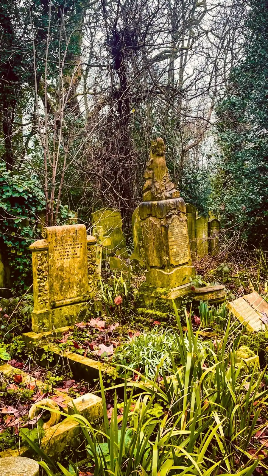 how to visit tower hamlets cemetery park east london mile end photos - victorian magnificent seven cemeteries in london - free things to do in london off the beaten path autumn spring - nature in london - beautiful sculptures in london