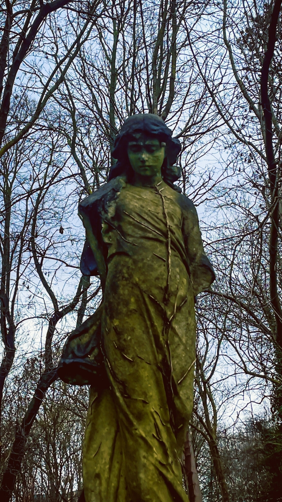 how to visit tower hamlets cemetery park east london mile end photos - victorian magnificent seven cemeteries in london - free things to do in london off the beaten path autumn spring - nature in london - beautiful sculptures in london