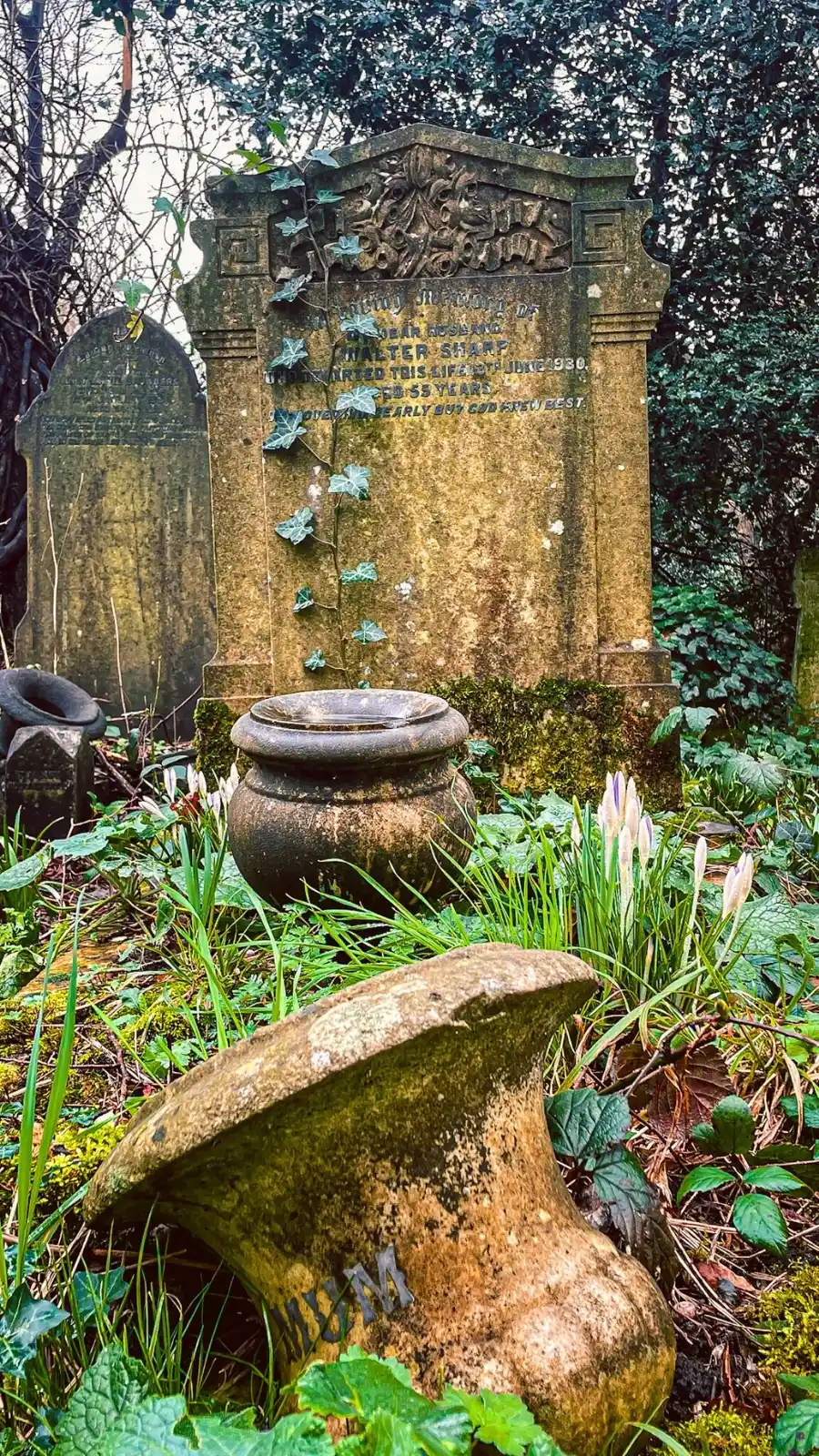 how to visit tower hamlets cemetery park east london mile end photos - victorian magnificent seven cemeteries in london - free things to do in london off the beaten path autumn spring - nature in london - beautiful sculptures in london