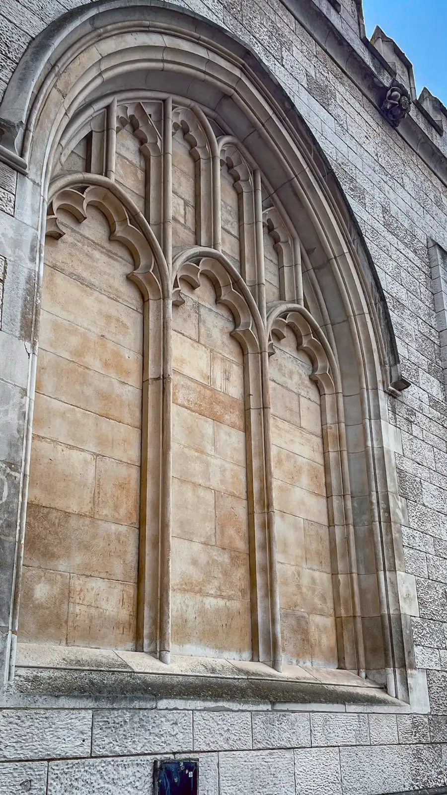 secret churches in the city of london travel guide - best hidden gems in london st giles cripplegate photos - beautiful churches in london - barbican bucket list - old churches in london