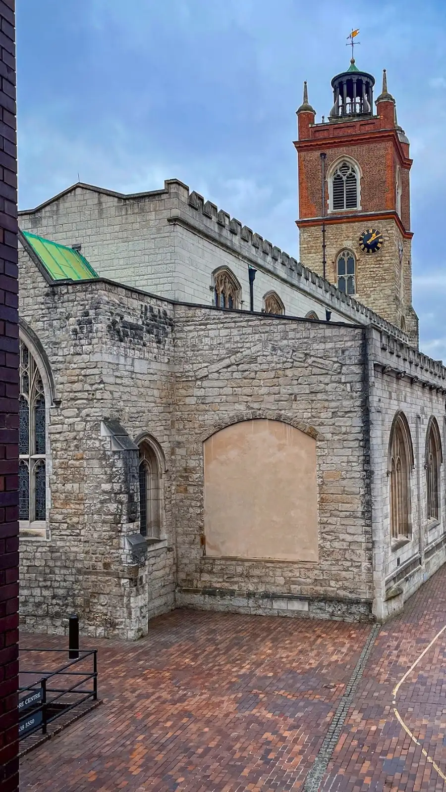 secret churches in the city of london travel guide - best hidden gems in london st giles cripplegate photos - beautiful churches in london - barbican bucket list - old churches in london