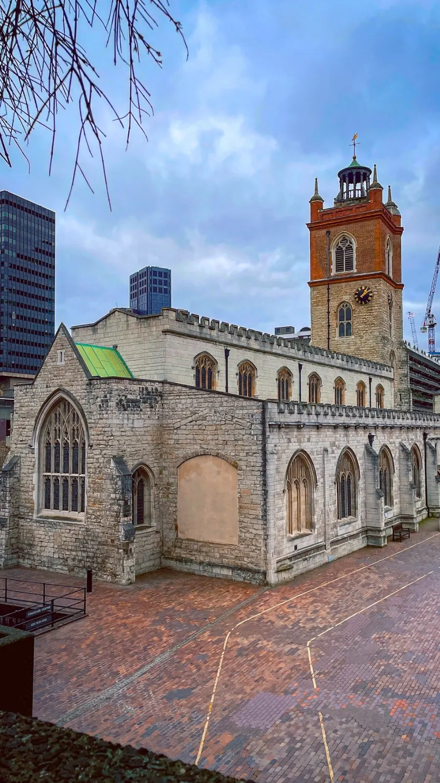 secret churches in the city of london travel guide - best hidden gems in london st giles cripplegate photos - beautiful churches in london - barbican bucket list - old churches in london