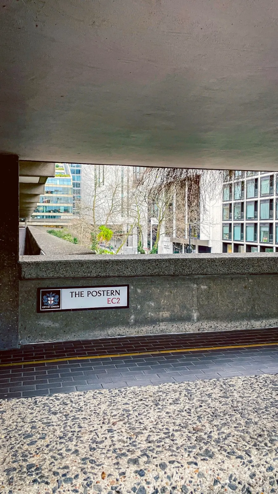 secret churches in the city of london travel guide - best hidden gems in london st giles cripplegate photos - beautiful churches in london - barbican bucket list - old churches in london