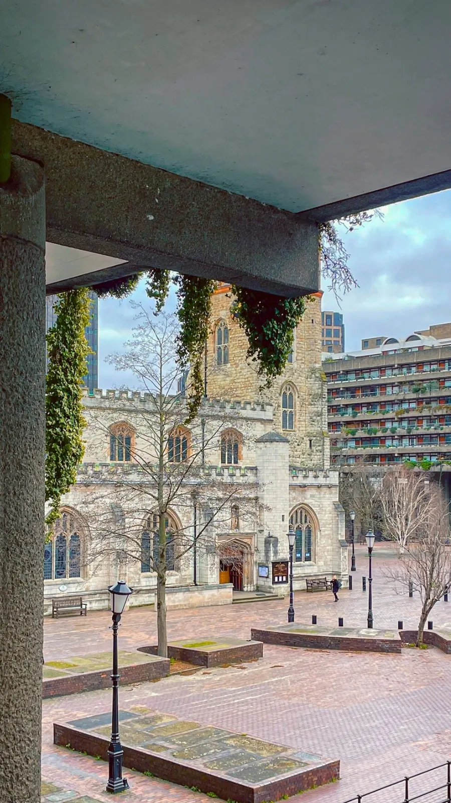 secret churches in the city of london travel guide - best hidden gems in london st giles cripplegate photos - beautiful churches in london - barbican bucket list - old churches in london