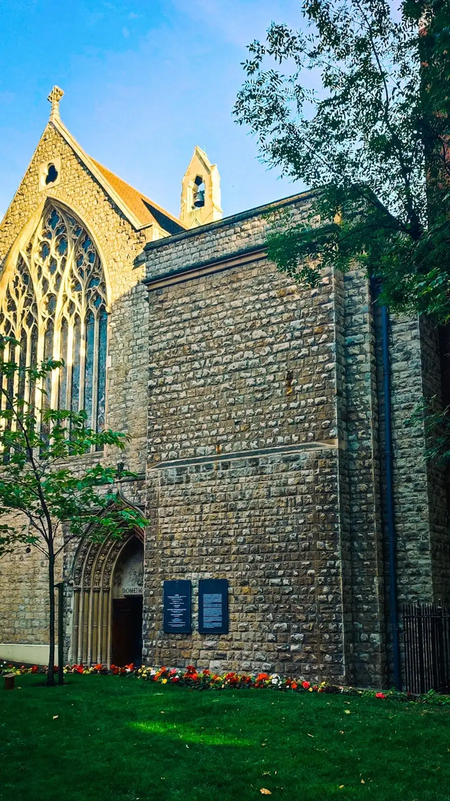 how to visit mount street gardens in mayfair hidden gem london travel guide - secret gardens in central london with hidden church - free things to do in london off the beaten path