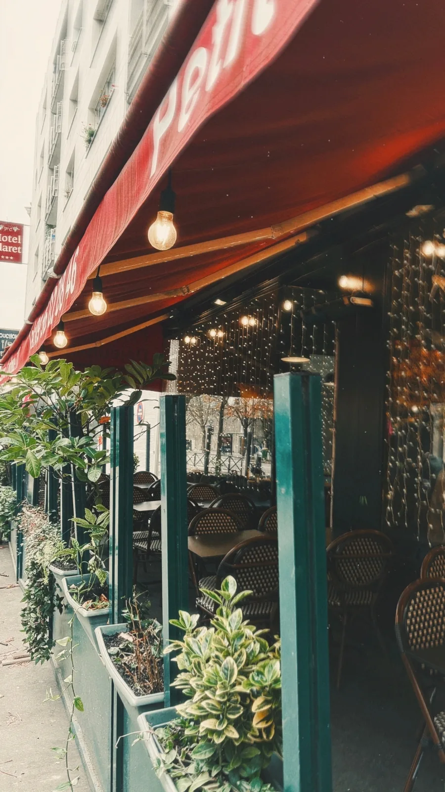 Christmas Decorations in Paris: Coffee Shops and Brasseries