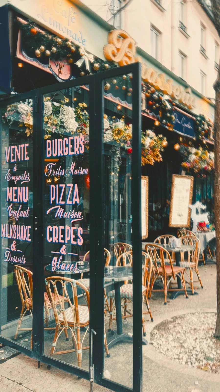 Christmas Decorations in Paris: Coffee Shops and Brasseries
