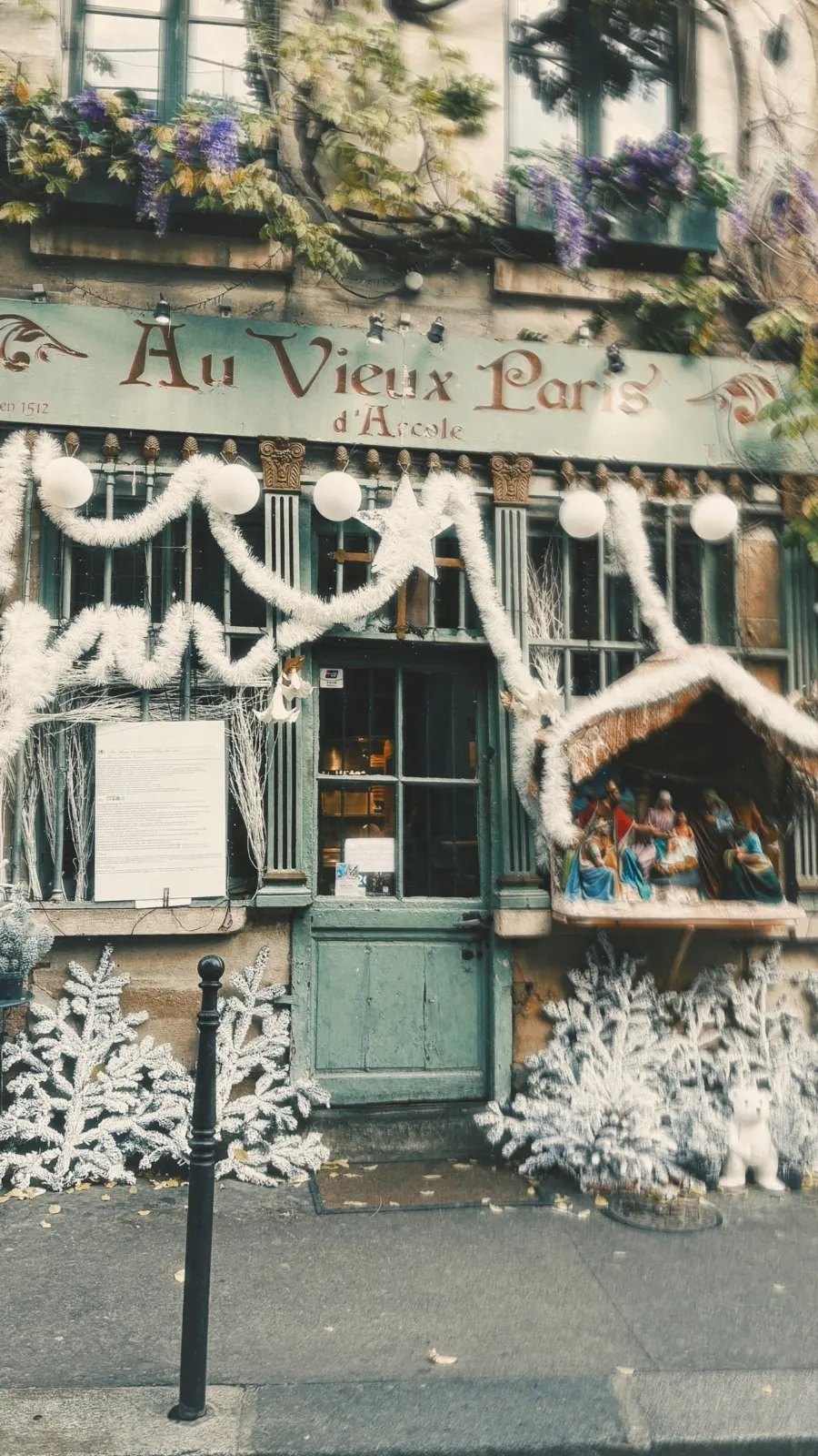 Best Christmas Lights in Paris: Au Vieux Paris d'Arcole