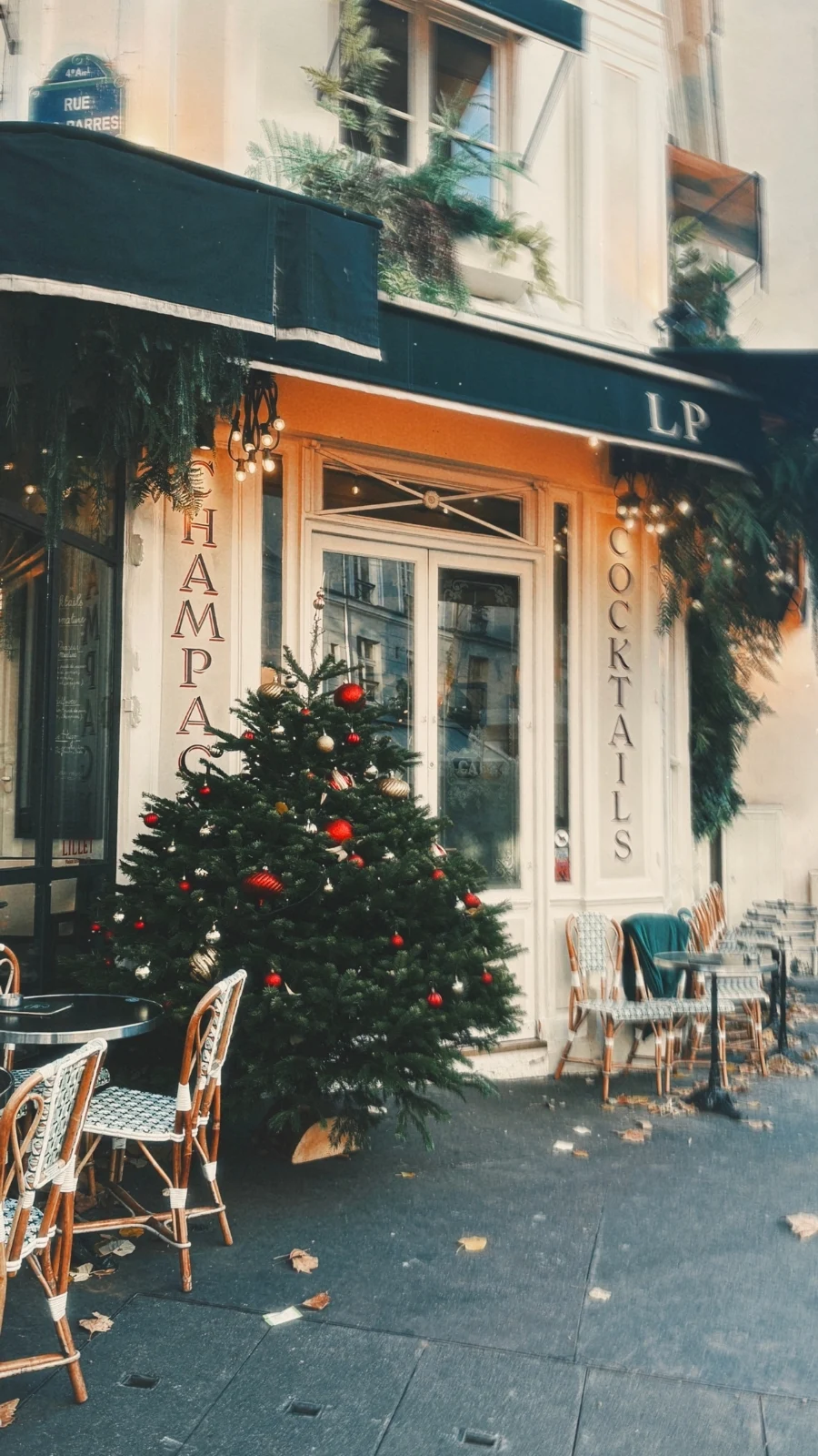Christmas Decorations in Paris: Coffee Shops and Brasseries